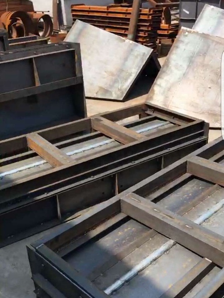 高铁遮板钢模具 (6)