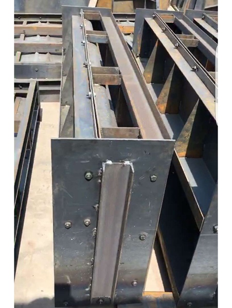 高铁遮板钢模具 (5)