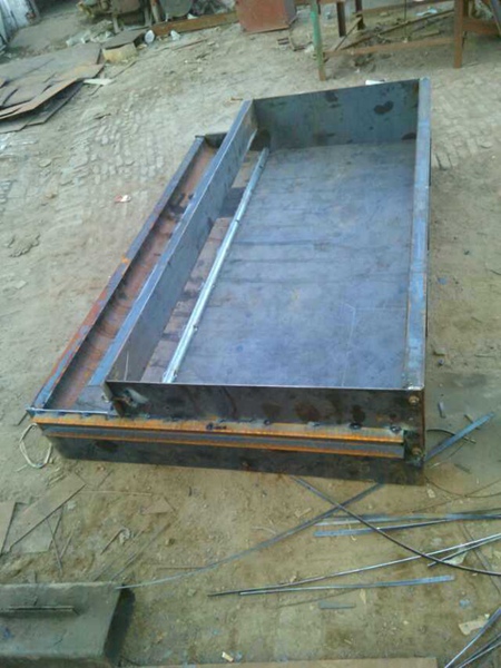 高铁遮板钢模具 (1)